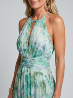 Portia | Plissiertes Halterkleid mit weichem Blumenmuster in Midi-Länge