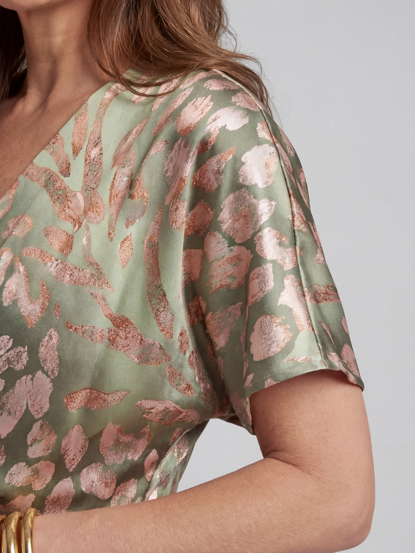 Coralie | Abstrakter Druck V-Ausschnitt Wickel Taille Midi Kleid