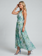 Portia | Plissiertes Halterkleid mit weichem Blumenmuster in Midi-Länge